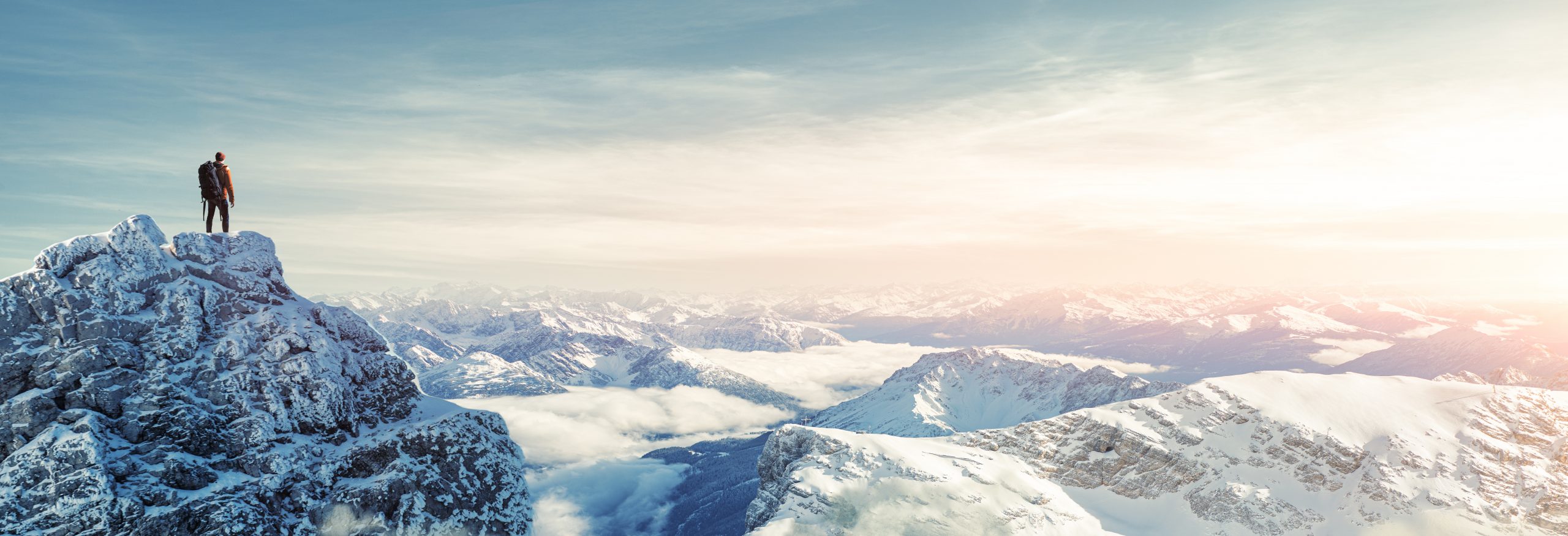 Een wandelaar voor een bergpanorama