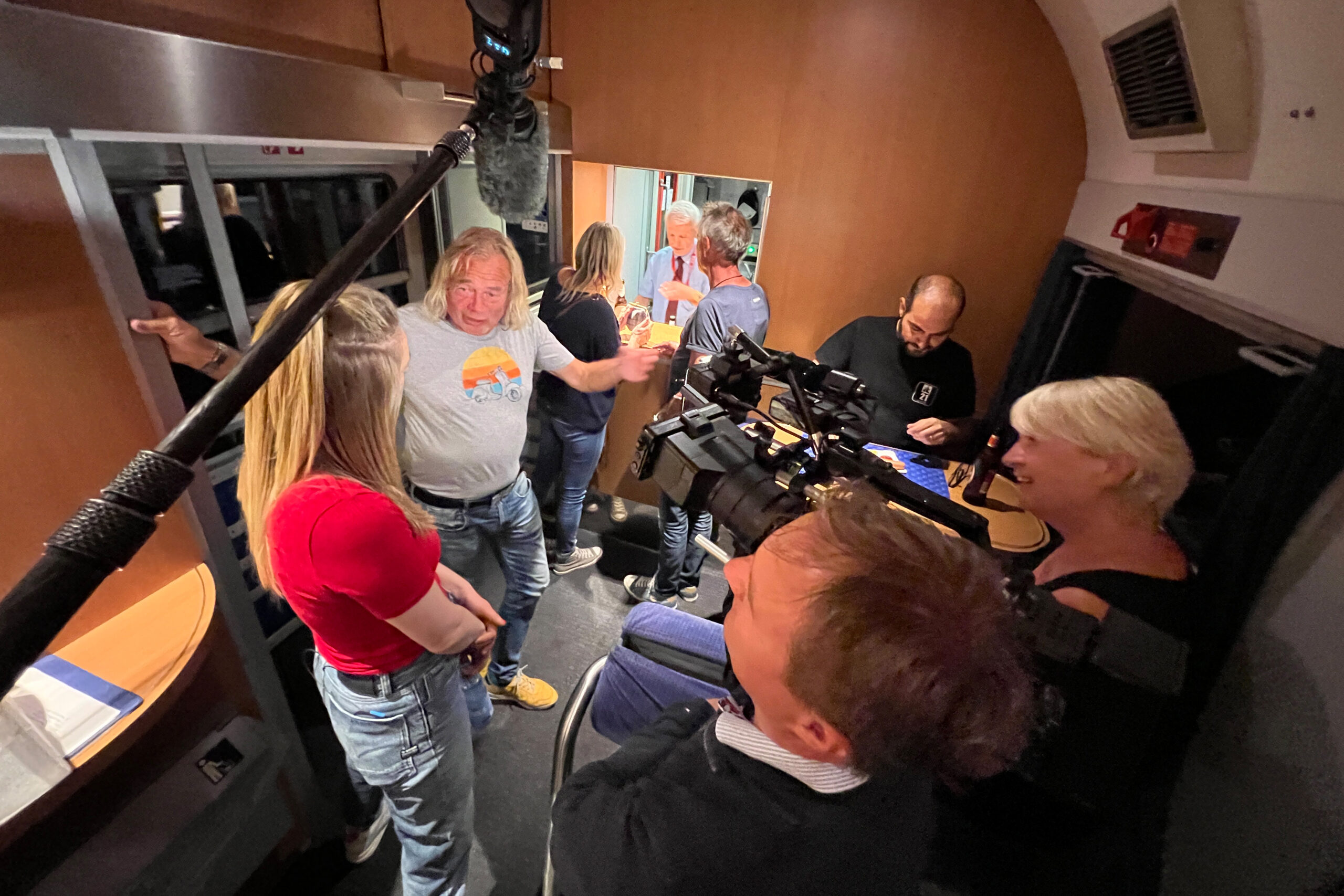 Een cameraman filmt het winkeltje op de vakantie-express