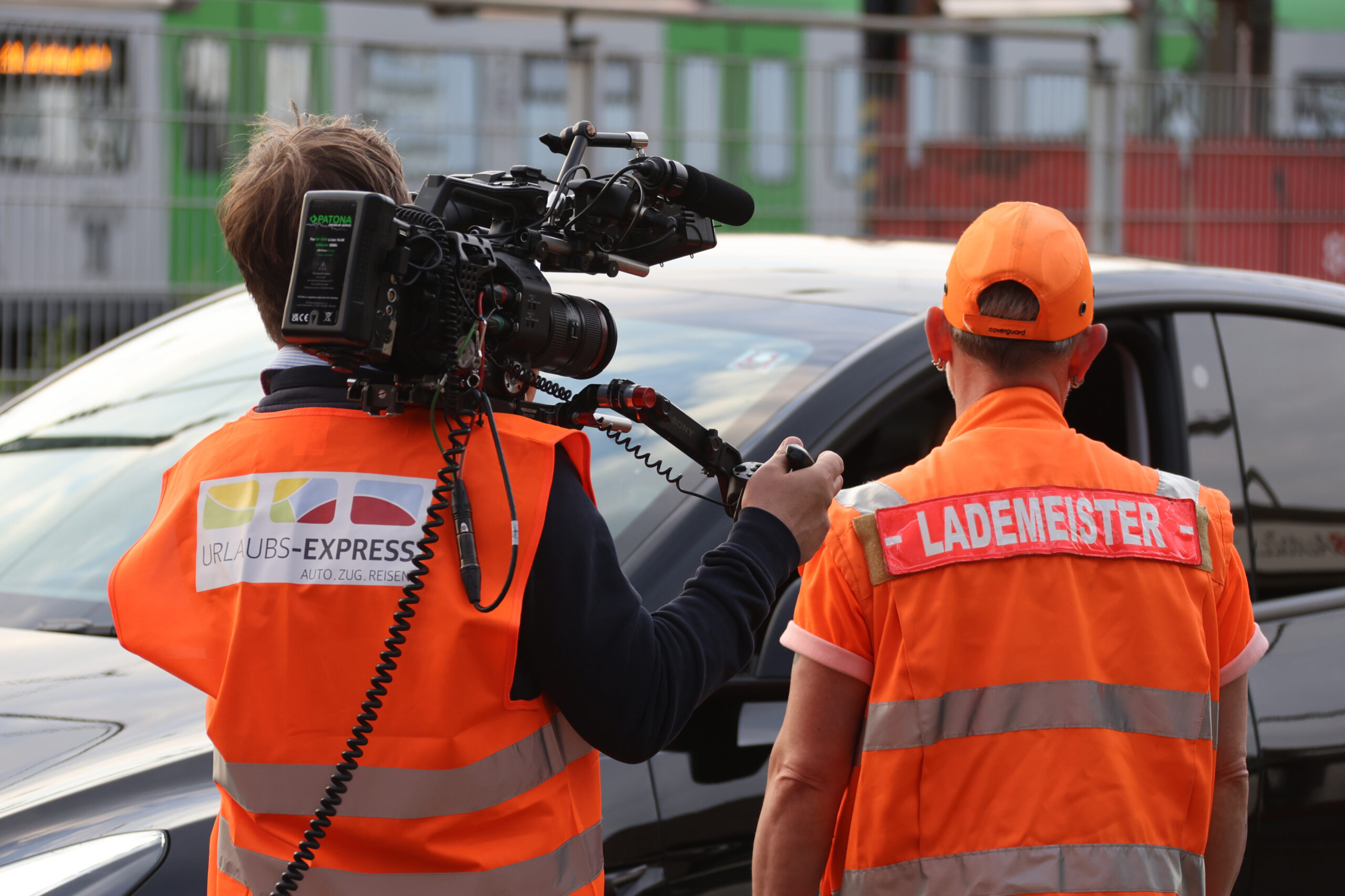 Een cameraman filmt het inchecken bij de Urlaubs-Express