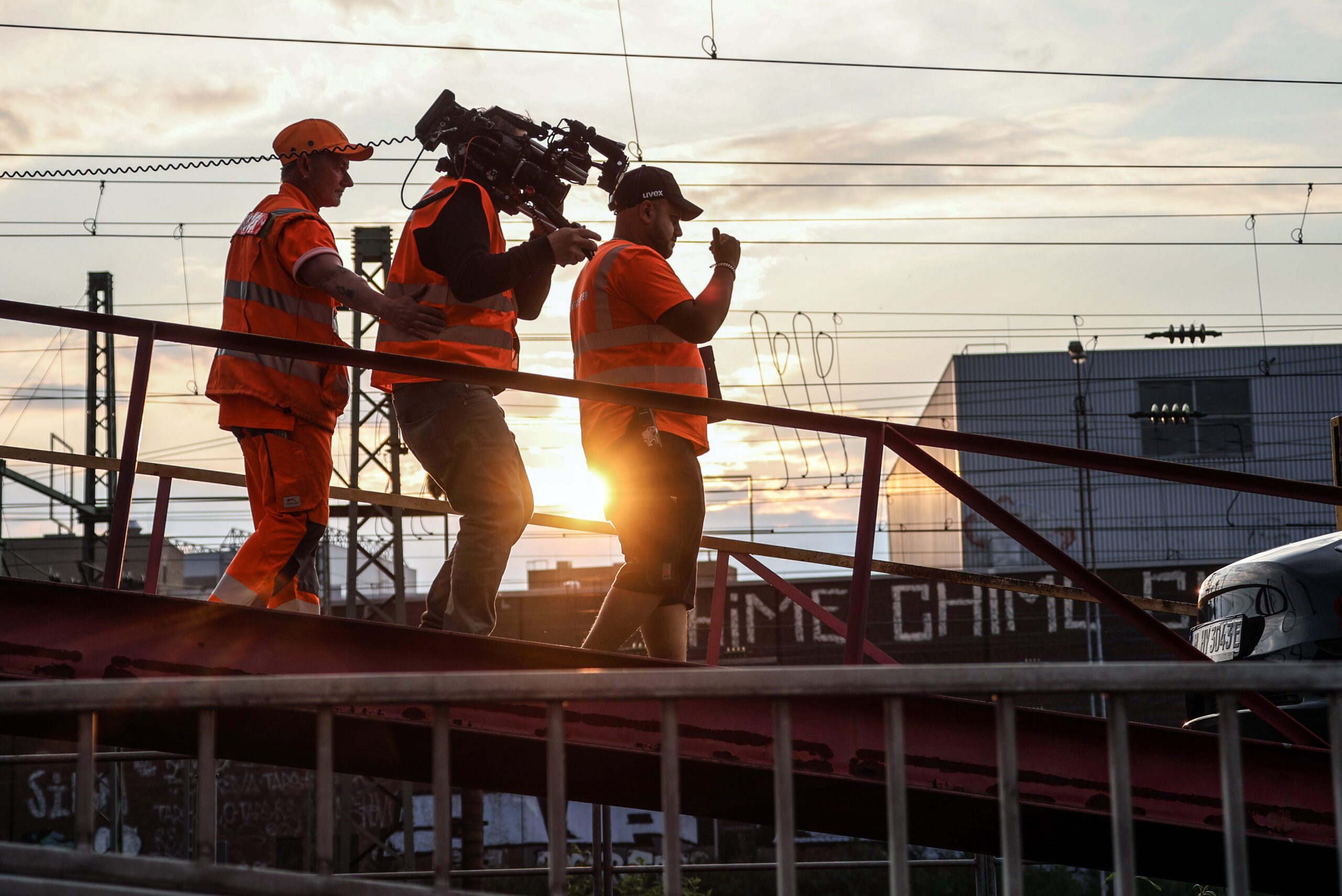 Een cameraman filmt het laden op de Holiday Express