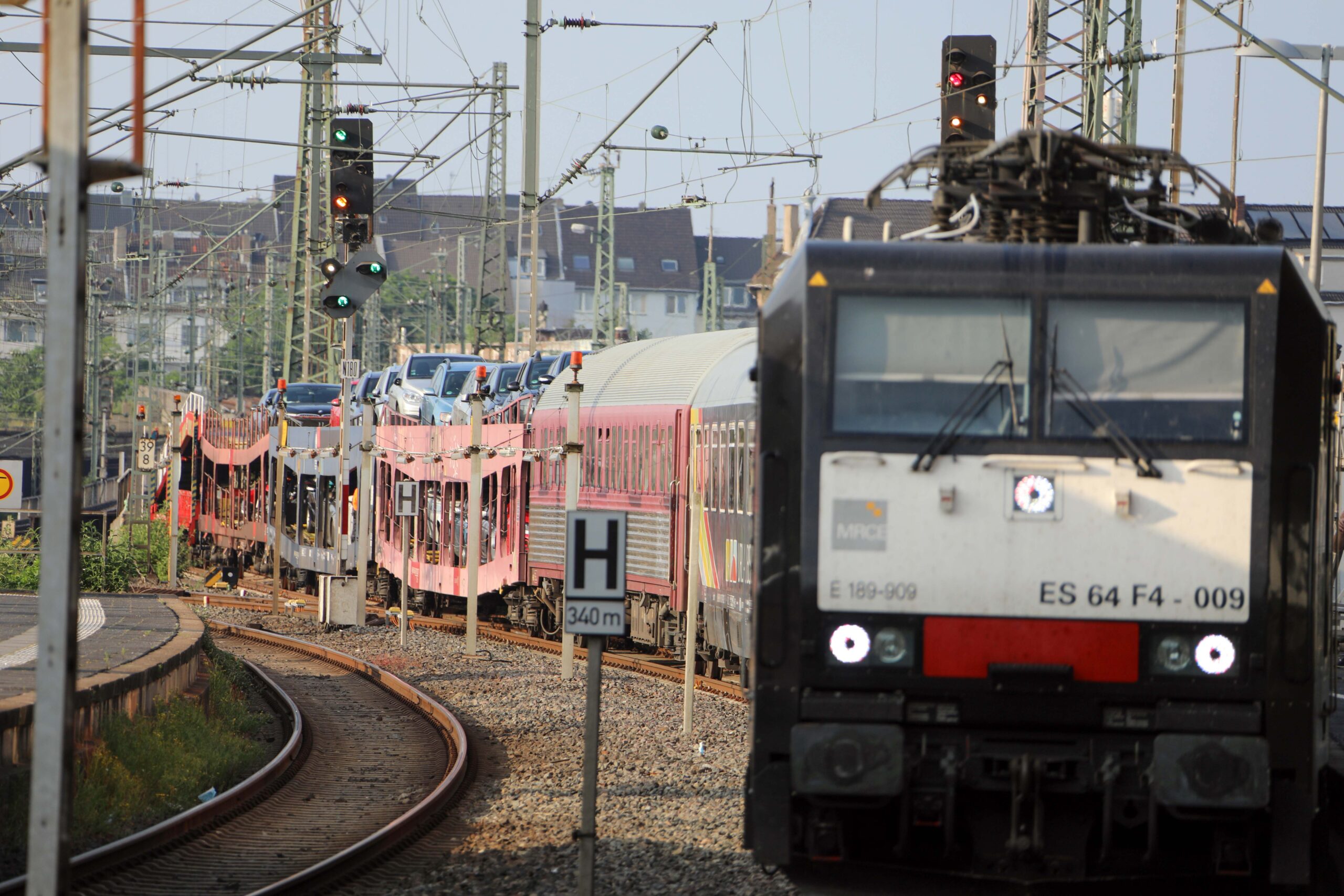 Aankomst van de UEX-motortrein op het centraal station van Düsseldorf