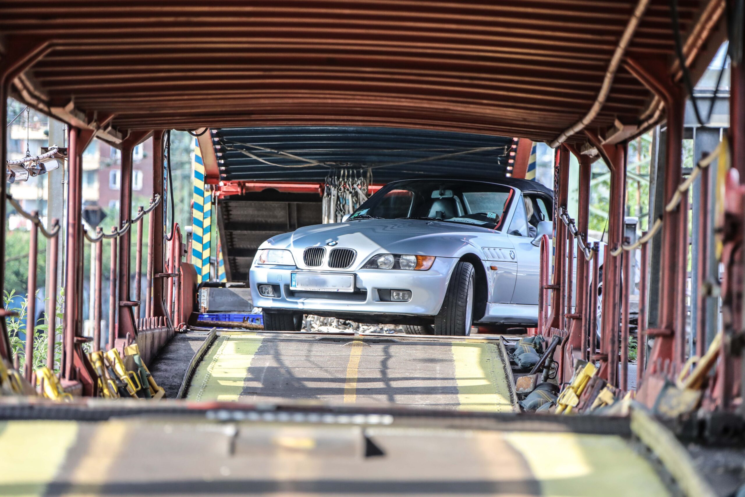 Een auto op de Holiday Express laden